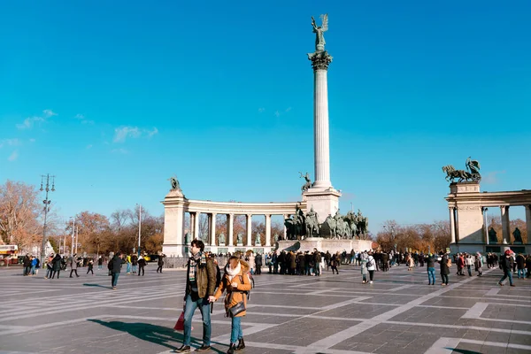 Budapest Hungría Diciembre 2018 Paseo Turistas Por Plaza Los Héroes —  Fotos de Stock