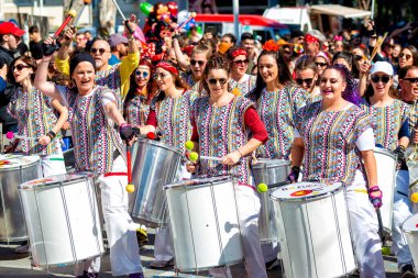 LIMASSOL, CYPRUS - 01 Mart 2020: Limasol Karnavalı 'nda davulcu grubu