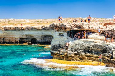 AYIA NAPA, CYPRUS - 08 Ağustos 2018: Deniz mağaralarında kalabalık