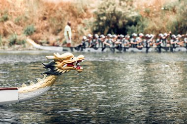 Geleneksel Ejderha Teknesi Yarışları sırasında bir Ejderha Teknesi kafasının yakın çekimi