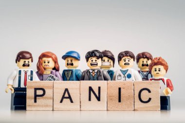 LIMASSOL, CYPRUS - 27 Mart 2020: 'PANIC' işareti ile panikleyen çeşitli insanlar grubu