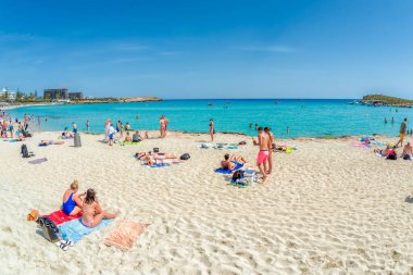 AYIA NAPA, CYPRUS - 08 Ağustos 2018: Nissi plajında dinlenen turistler