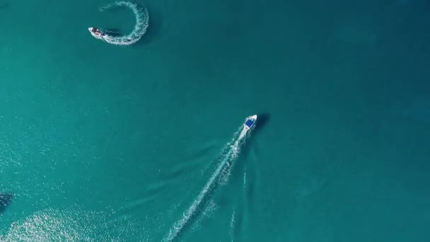 地中海の小さな漁船に続く オーバーヘッドビュー — ストック動画