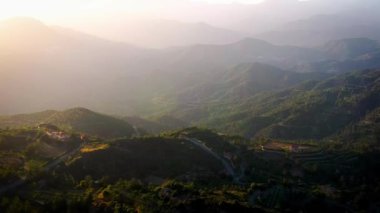 Gün batımında Troodos dağları. Kıbrıs