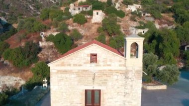 Korfi köyündeki Panagia Chrysokorfitissa kilisesi manzarası. Limasol İlçesi, Kıbrıs