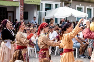 ARSOS, CYPRUS - 30 SEPTEMBER 2018: Arsos köyündeki 'Palouze' festivali sırasında ulusal kostümlü halk dansçıları. Limasol İlçesi, Kıbrıs