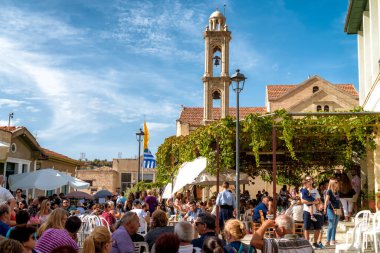 ARSOS, CYPRUS - 30 SEPTEMBER 2018: Arsos köyündeki 'Palouze' festivali sırasında kalabalık köy meydanı. Limasol İlçesi, Kıbrıs