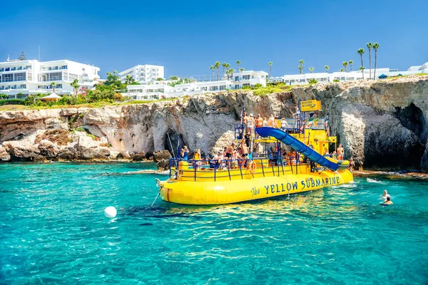 Ayia Napa Cyprus August 2019 Recreational Boat Tourists Rocky Cliffs — Stock Photo, Image