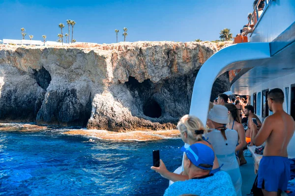 Ayia Napa Ciprus 2019 Augusztus Hajós Körutazás Turistákkal Sziklás Sziklák — Stock Fotó