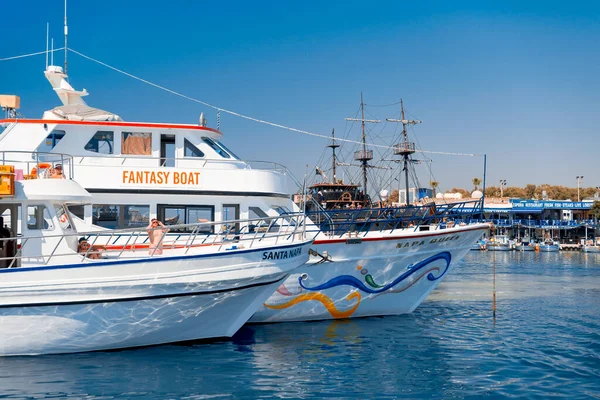Ayia Napa Chipre Agosto 2019 Primer Plano Los Barcos Crucero —  Fotos de Stock