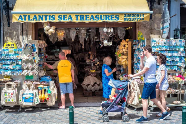 Larnaca Cyprus Maio 2018 Turistas Escolhendo Várias Coisas Fora Loja — Fotografia de Stock