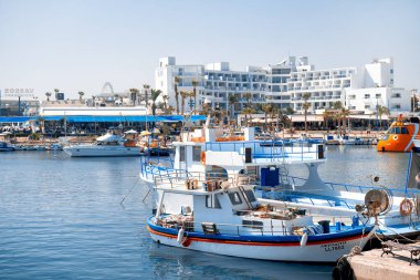 AYIA NAPA, CYPRUS - 10 Ağustos 2019: Sayısız kafe ve restoran ile çevrili liman manzarası