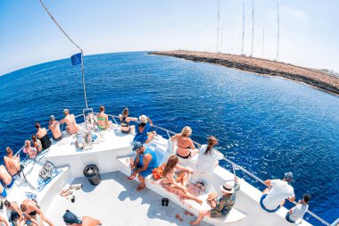 AYIA NAPA, CYPRUS - 10 Ağustos 2019: Turist dolu tekne Cape Greco Yarımadası 'ndan geçiyor.