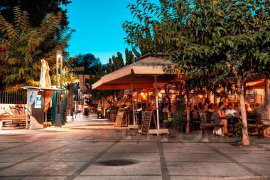 LIMASSOL, CYPRUS - 05 Ağustos 2019: Açık hava bar teraslarında yoğun bir akşam