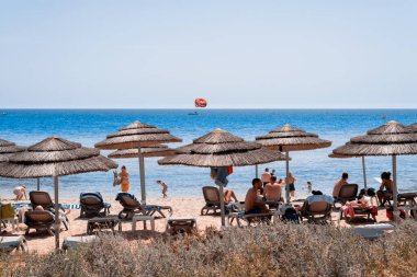 Ayia Napa, Kıbrıs - 4 Temmuz 2018: Nissi plajında şemsiye ve şezlonglar