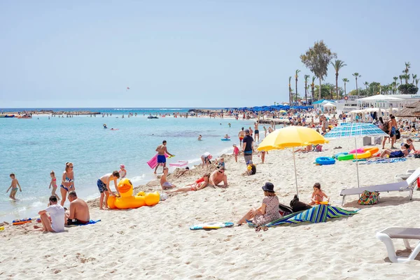 Ayia Napa Chipre Julho 2018 Turistas Moradores Locais Desfrutam Das — Fotografia de Stock