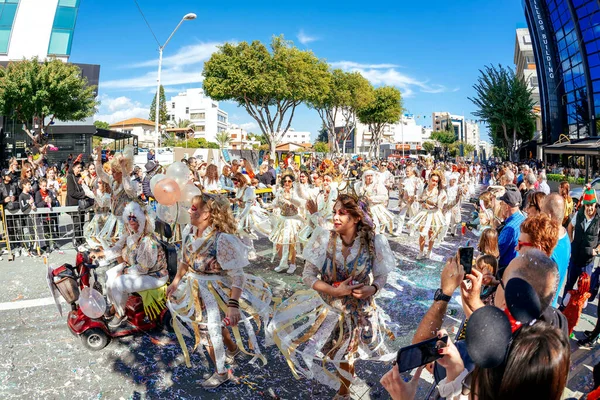 Limassol Chipre Março 2020 Pessoas Trajes Carnaval Azul Brilhante Durante — Fotografia de Stock