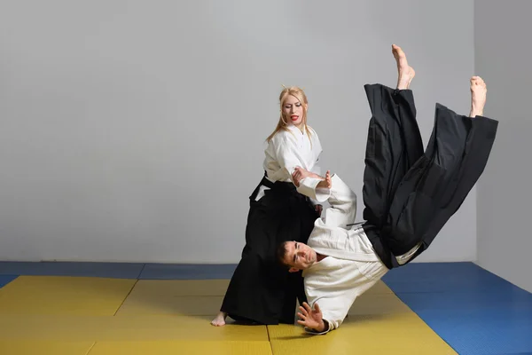 Arte marcial de Aikido. chica y el hombre demuestran técnicas de — Foto de Stock