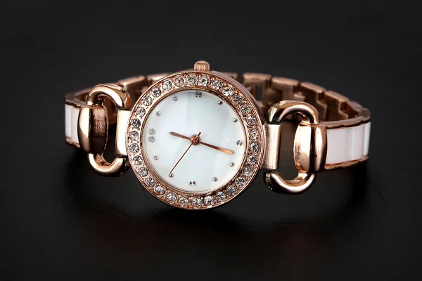 Reloj de oro con diamantes de imitación  . —  Fotos de Stock