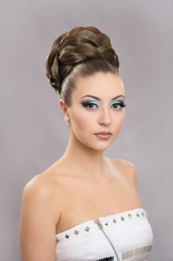 Parlak makyaj ve yüksek saç ile güzel kız.