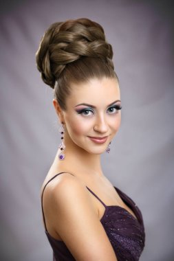 Parlak makyaj ve yüksek saç ile güzel kız.