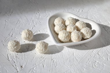 Kalp şeklinde bir tabakta yuvarlak şekerler .