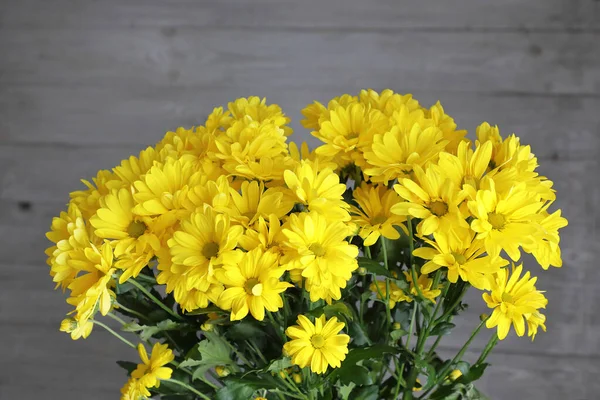 Bouquet Bright Yellow Flowers Beautiful Flowers Dark Gray Plank Background — Stock Photo, Image