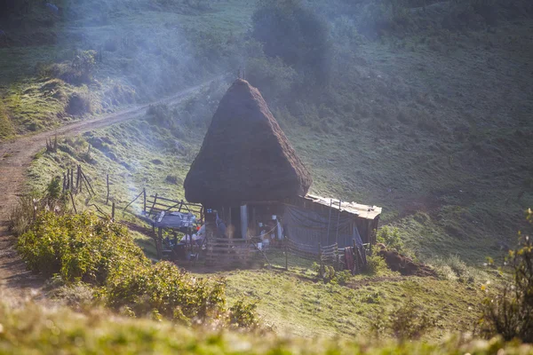 Dağlardaki ahşap kulübe.