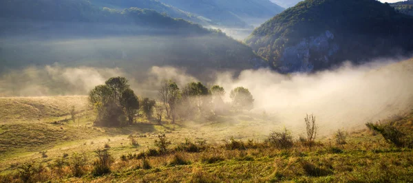 Apuseni Berge, Rumänien - nebliger Herbstmorgen — Stockfoto