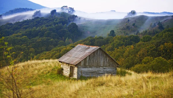 山上的木制小屋 — 图库照片