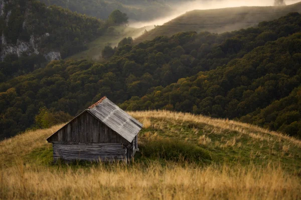 Dağlardaki ahşap kulübe.