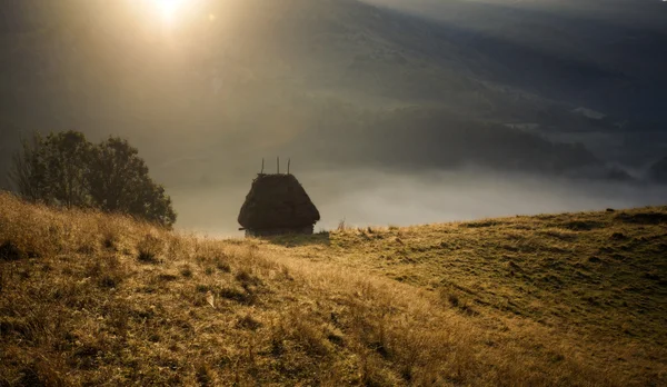 Holzhaus in den Bergen — Stockfoto