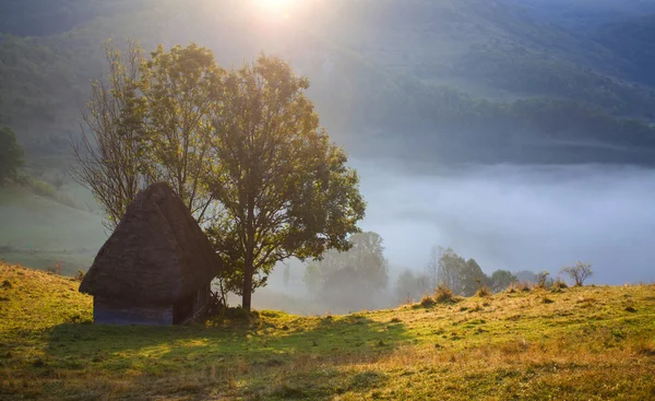 Cottage in legno in montagna — Foto Stock