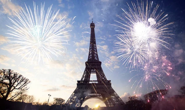 Fondo abstracto de la torre Eiffel con fuegos artificiales — Foto de Stock