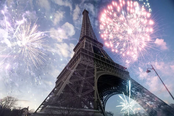 Abstraktní pozadí Eiffelovu věž s ohňostrojem — Stock fotografie