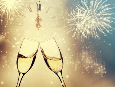 Şampanya ve saat gece yarısına yakın gözlük