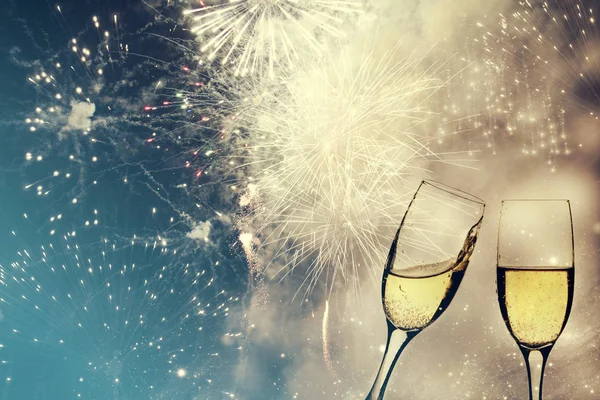 Lunettes avec champagne contre feux d'artifice — Photo