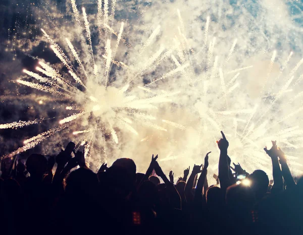 Jásající dav a ohňostroje - novoroční koncept — Stock fotografie