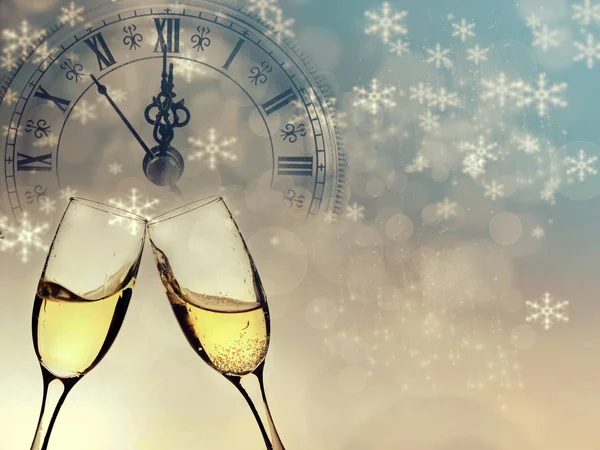 Gläser mit Champagner und Uhr kurz vor Mitternacht — Stockfoto