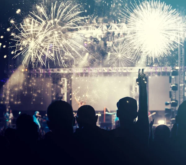 Torcendo multidão e fogos de artifício - Conceito de Ano Novo — Fotografia de Stock