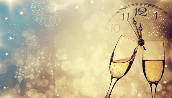 Glasögon med champagne och klocka nära midnatt — Stockfoto