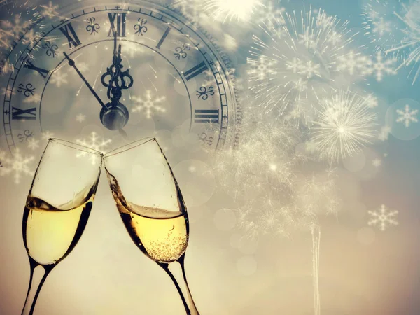 Бокалы с шампанским и часы близко к полуночи — стоковое фото