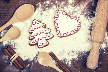 Gingerbread çerezleri, baharat ve un ahşap kesme tahtası üzerinde