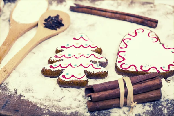 Biscotti di pan di zenzero, spezie e farina sul tagliere di legno — Foto Stock