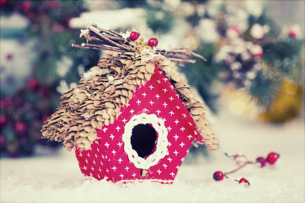 Pequena decoração de Natal Birdhouse — Fotografia de Stock