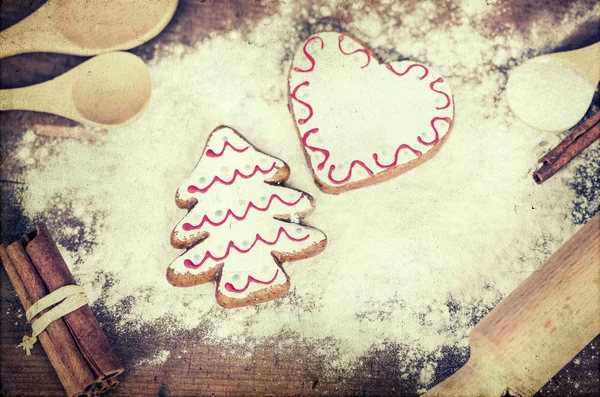 Lebkuchen, Gewürze und Mehl über Holzschneidebrett — Stockfoto