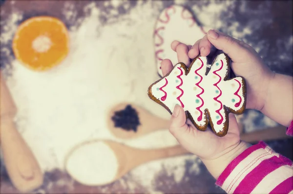 Child hands holding gingerbread cookie — Stock Photo, Image
