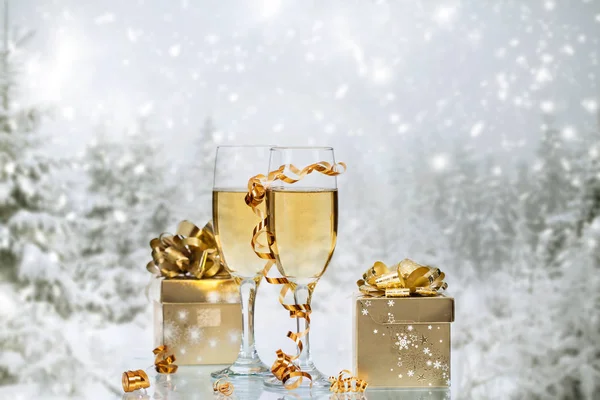 Champagner vor winterlichem Hintergrund — Stockfoto