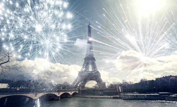 Эйфелева башня (Париж, Франция) с фейерверками — стоковое фото