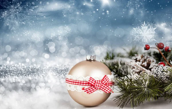 Bolas de Natal dourado sobre fundo feriado espumante — Fotografia de Stock